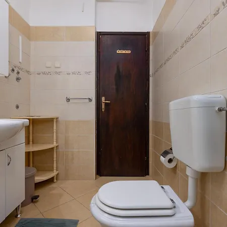 Palman With Free Parking Apartment